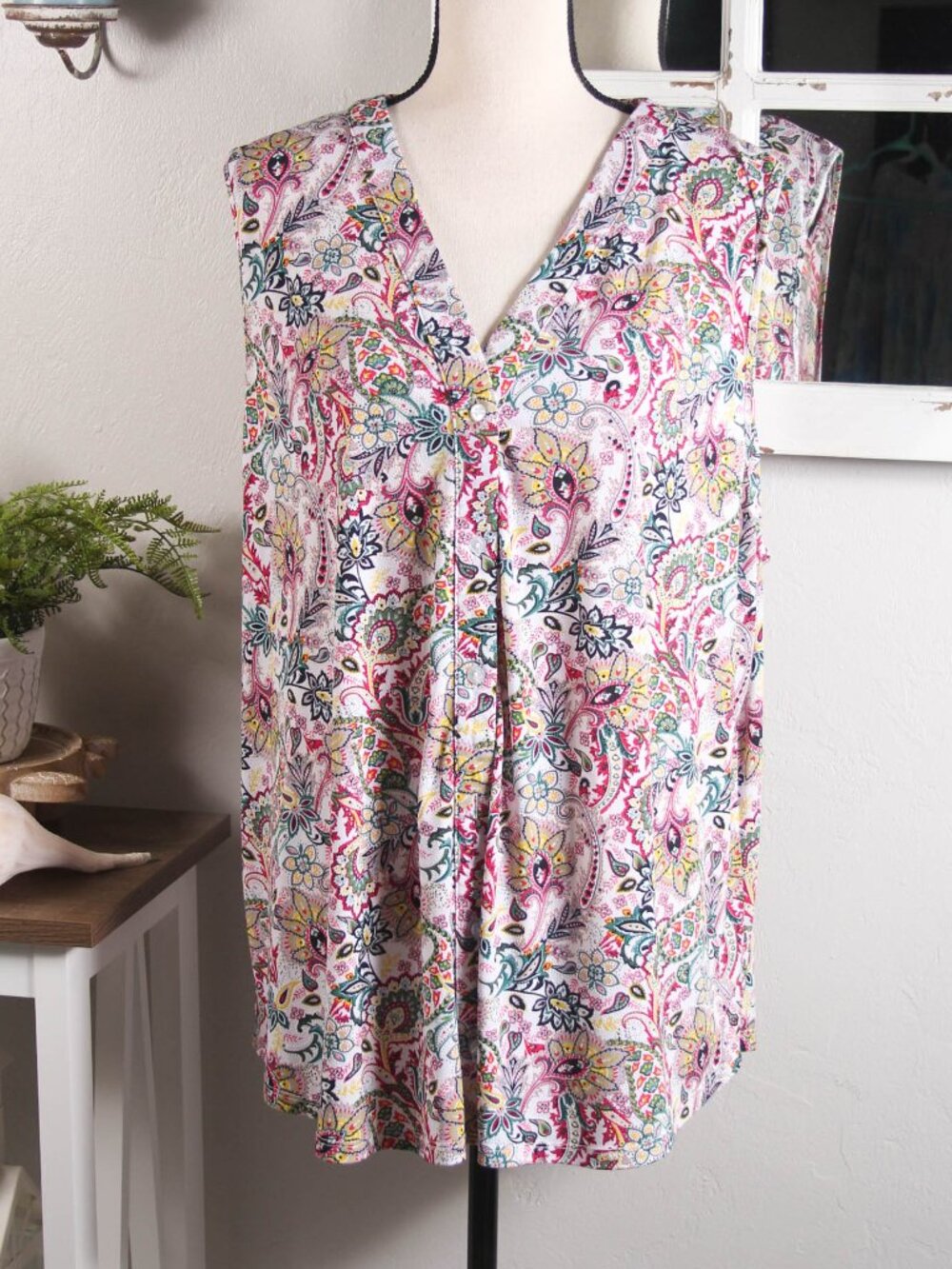 Amana 2X Paisley Floral Sleeveless Button Front Blouse